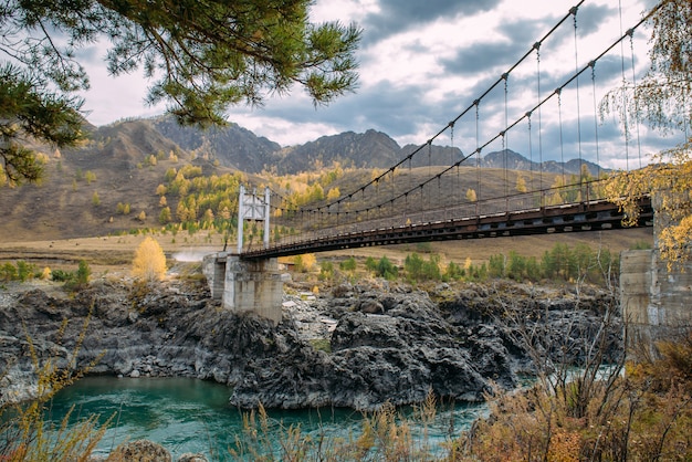 Puente de carretera sobre el río turquesa en las montañas