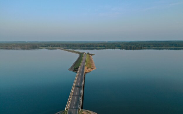 Puente de carretera sobre el río