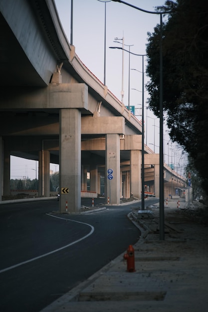 Un puente con un cartel que dice "camino"