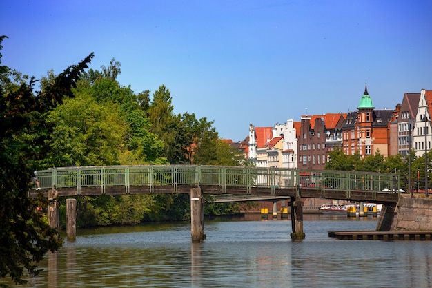 Puente y casas a orillas del río Trave, Lübeck