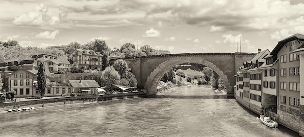 Puente en el casco antiguo de Berna en blanco y negro