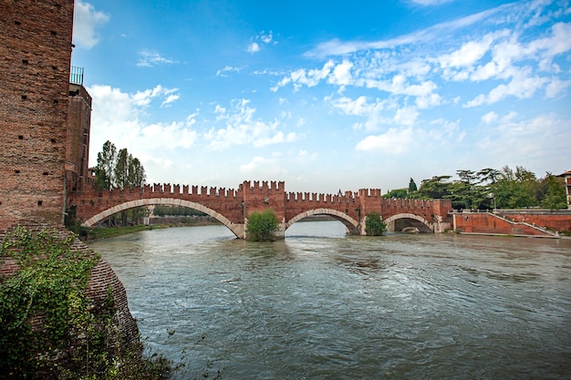 Puente de Castelvecchio con el río Adige en Verona en Italia