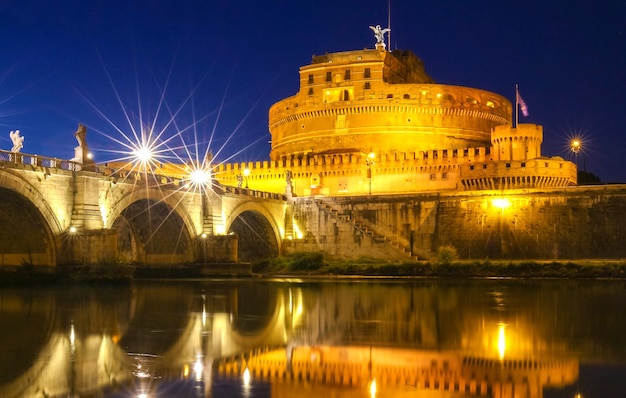 Puente y castillo de StAngelo por la noche Roma Italia