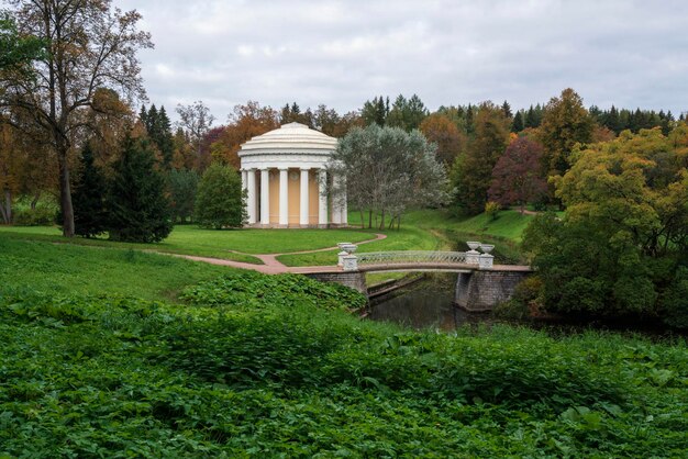 Foto puente castiron y el templo de la amistad en el parque pavlovsky san petersburgo rusia