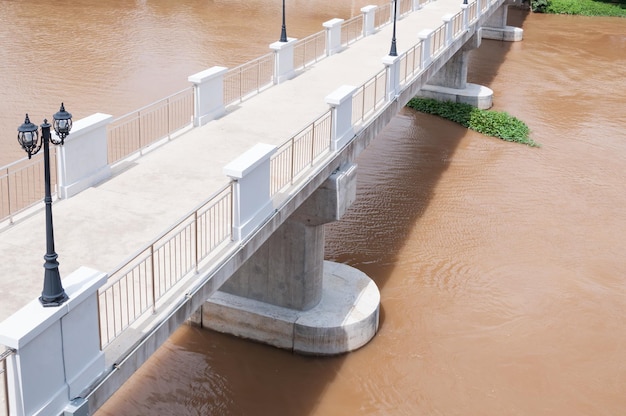 Puente de cemento Sendero peatonal y farola Ping River Bridgechiangmai Norte de TailandiaCopiar espacio