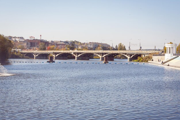 Puente central de Vinnitsa sobre el río Southern Bug Vinnitsa Ucrania central