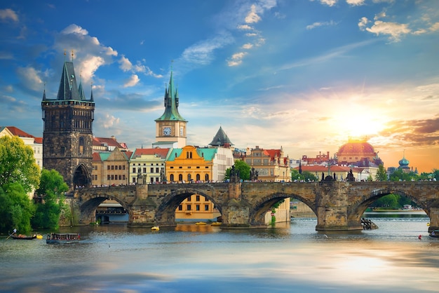 Foto el puente charles tha en praga en un día de verano