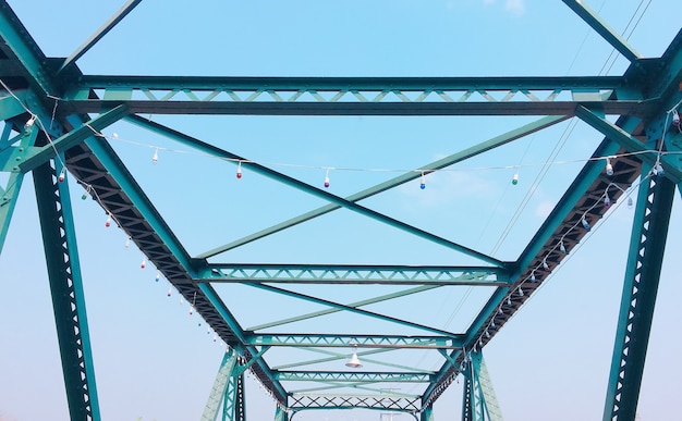 Puente y cielo azul.