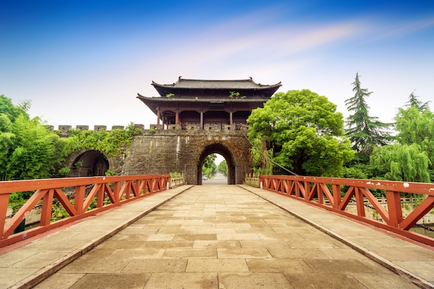 Puente de la ciudad antigua con una puerta