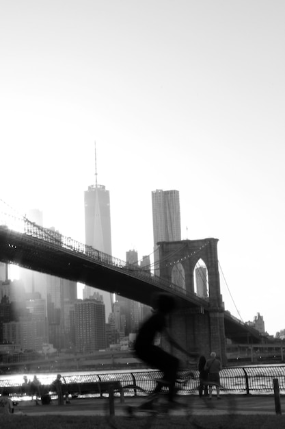 Foto puente en la ciudad contra un cielo despejado