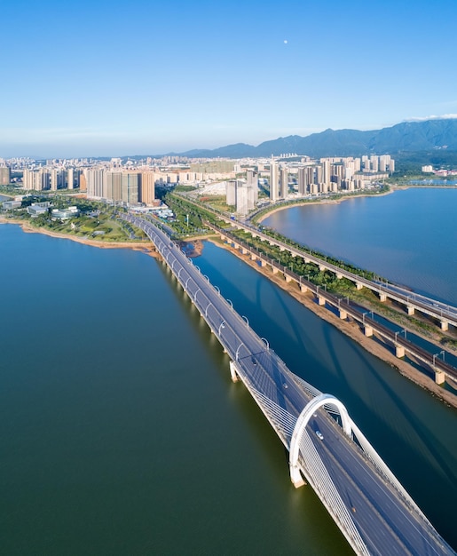 Puente a la ciudad hermoso paisaje urbano de jiujiang China