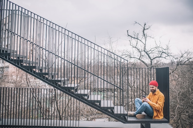 Puente de la ciudad. Hombre sentado en los escalones del puente de la ciudad