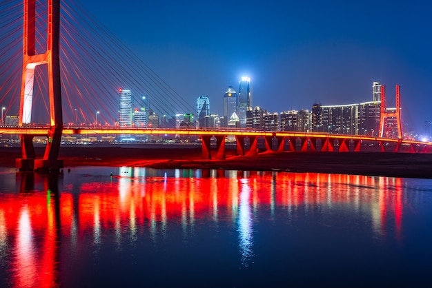 Foto puente de la ciudad y la pista del coche, vista nocturna, nanchang, china