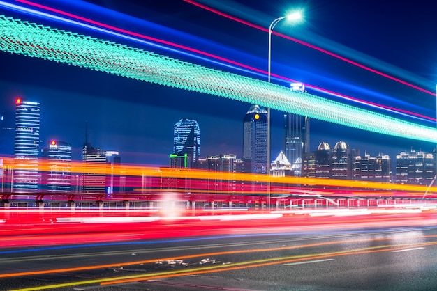 Puente de la ciudad y la pista del coche, vista nocturna, Nanchang, China