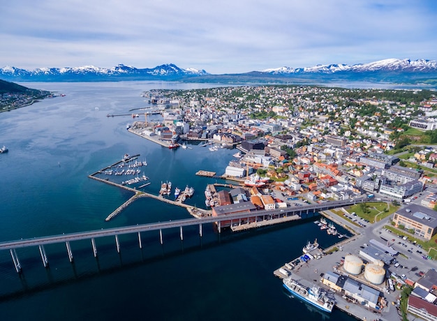 Puente de la ciudad de Tromso, fotografía aérea de Noruega. Tromso es considerada la ciudad más septentrional del mundo con una población superior a 50.000.