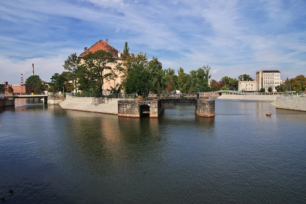 El puente en la ciudad de Wroclaw en Polonia