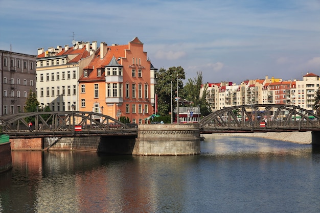 El puente en la ciudad de Wroclaw en Polonia