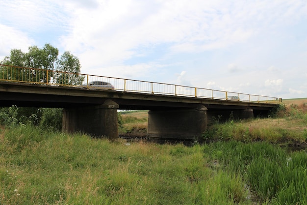 Un puente con un coche encima.