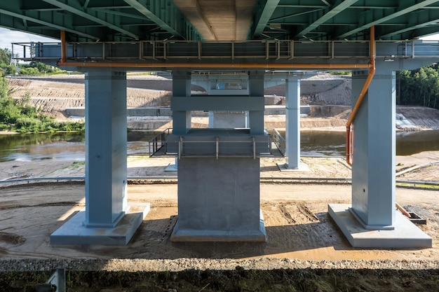 Puente del coche a través del río ancho