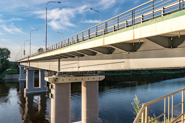 Puente del coche a través del río ancho