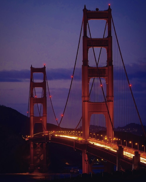 Puente colgante al anochecer