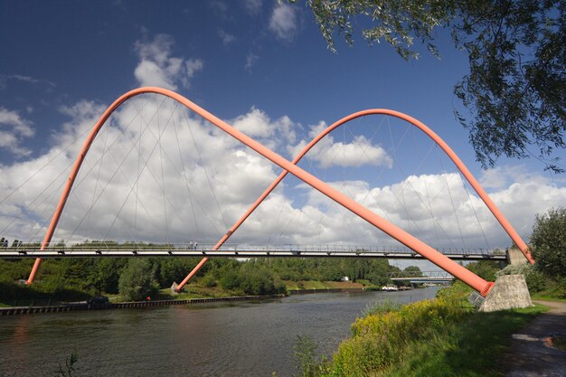 Puente colgante con arcos