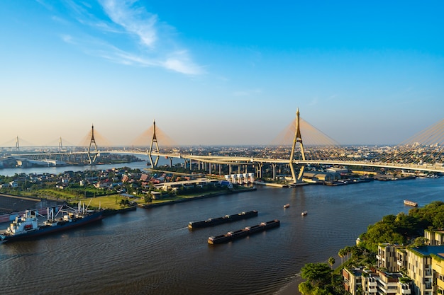 Puente colgante de bhumibol sobre el río chao phraya en la ciudad de bangkok, tailandia