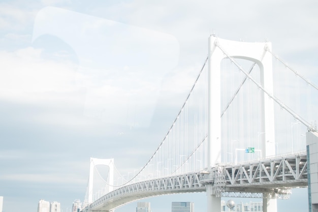 Puente colgante en la ciudad contra el cielo