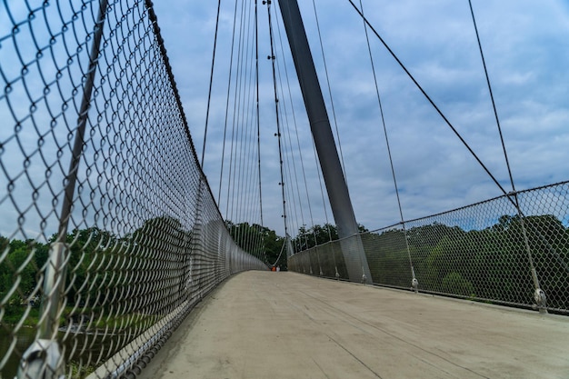 Puente colgante contra el cielo en la ciudad