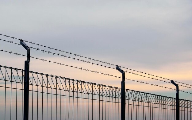 Puente colgante contra el cielo durante la puesta del sol