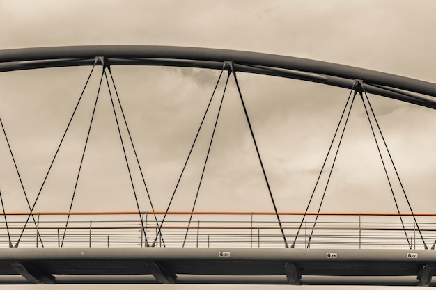 Puente colgante contra el cielo