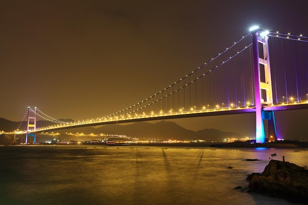 Puente colgante en Hong Kong por la noche