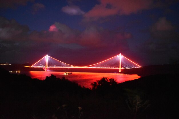 Foto puente colgante iluminado