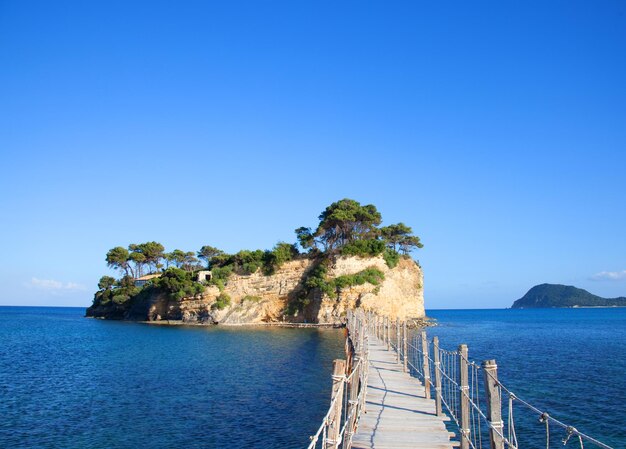 Puente colgante a la isla Zakhynthos en Grecia