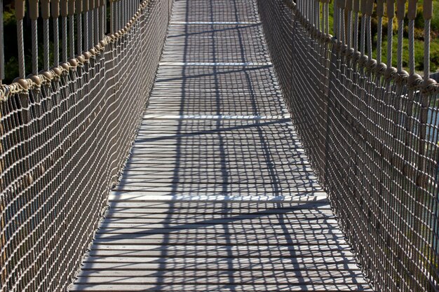 Puente colgante de madera en parque público