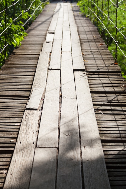 Puente colgante de madera