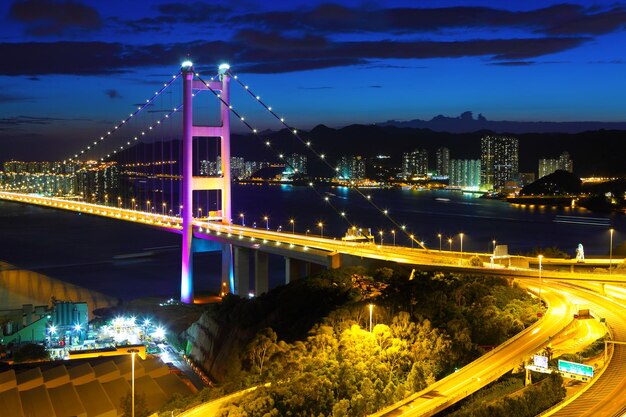 Puente colgante de noche