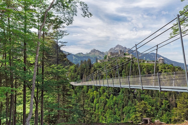 Puente colgante y ruinas del castillo Ehrenberg