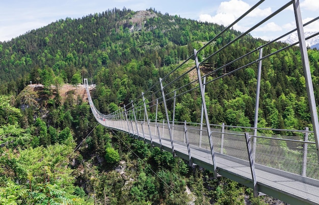 Puente colgante y ruinas del castillo Ehrenberg