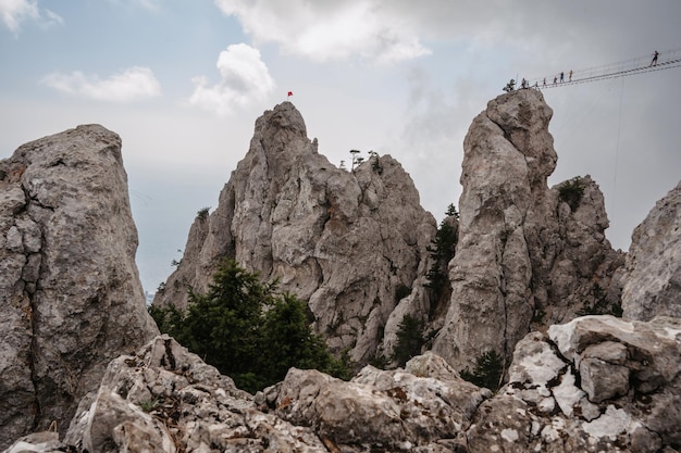 Puente colgante sobre un acantilado en las montañas Crimea de AiPetri