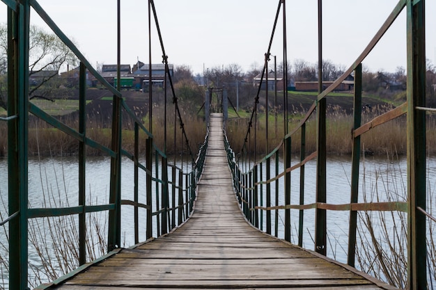 Foto puente colgante sobre el agua