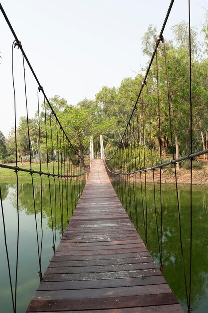 Foto puente colgante sobre fondo abstracto de naturaleza