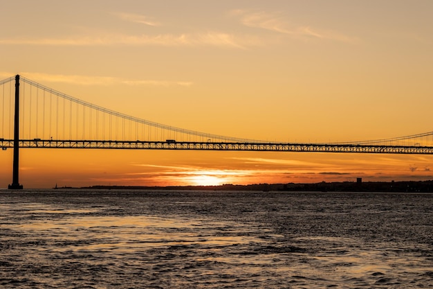 Puente colgante sobre el mar al atardecer