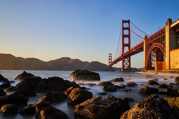 Puente colgante sobre el mar contra un cielo despejado