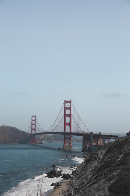 Foto puente colgante sobre el mar