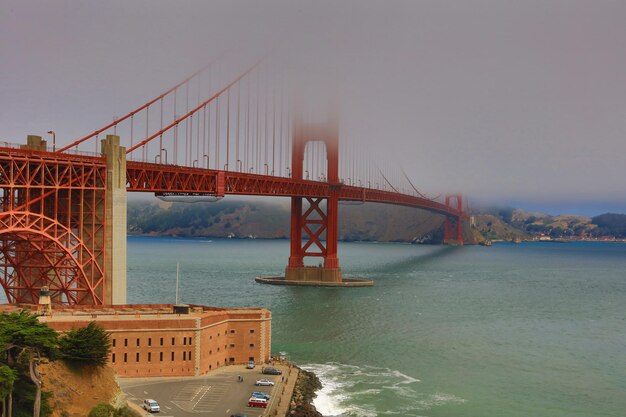 Foto puente colgante sobre el mar