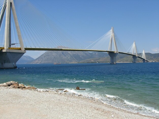 Puente colgante sobre el mar