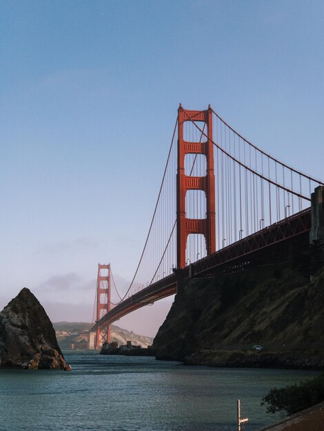 Puente colgante sobre el mar