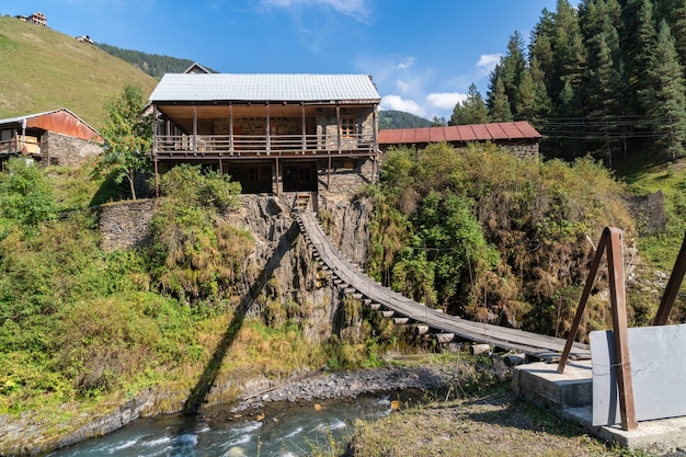 Puente colgante sobre un río de montaña en el pueblo. Tusheti. Viajar a Georiga