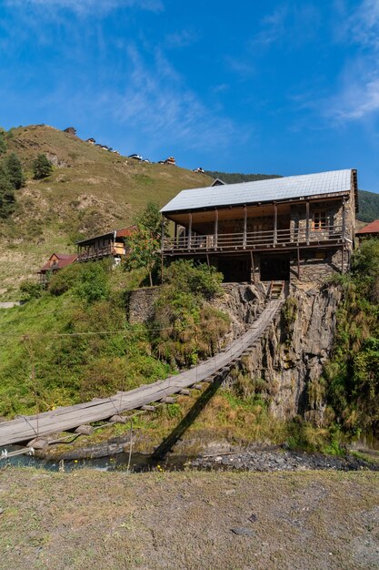 Puente colgante sobre un río de montaña en el pueblo. Tusheti. Viajar a Georiga